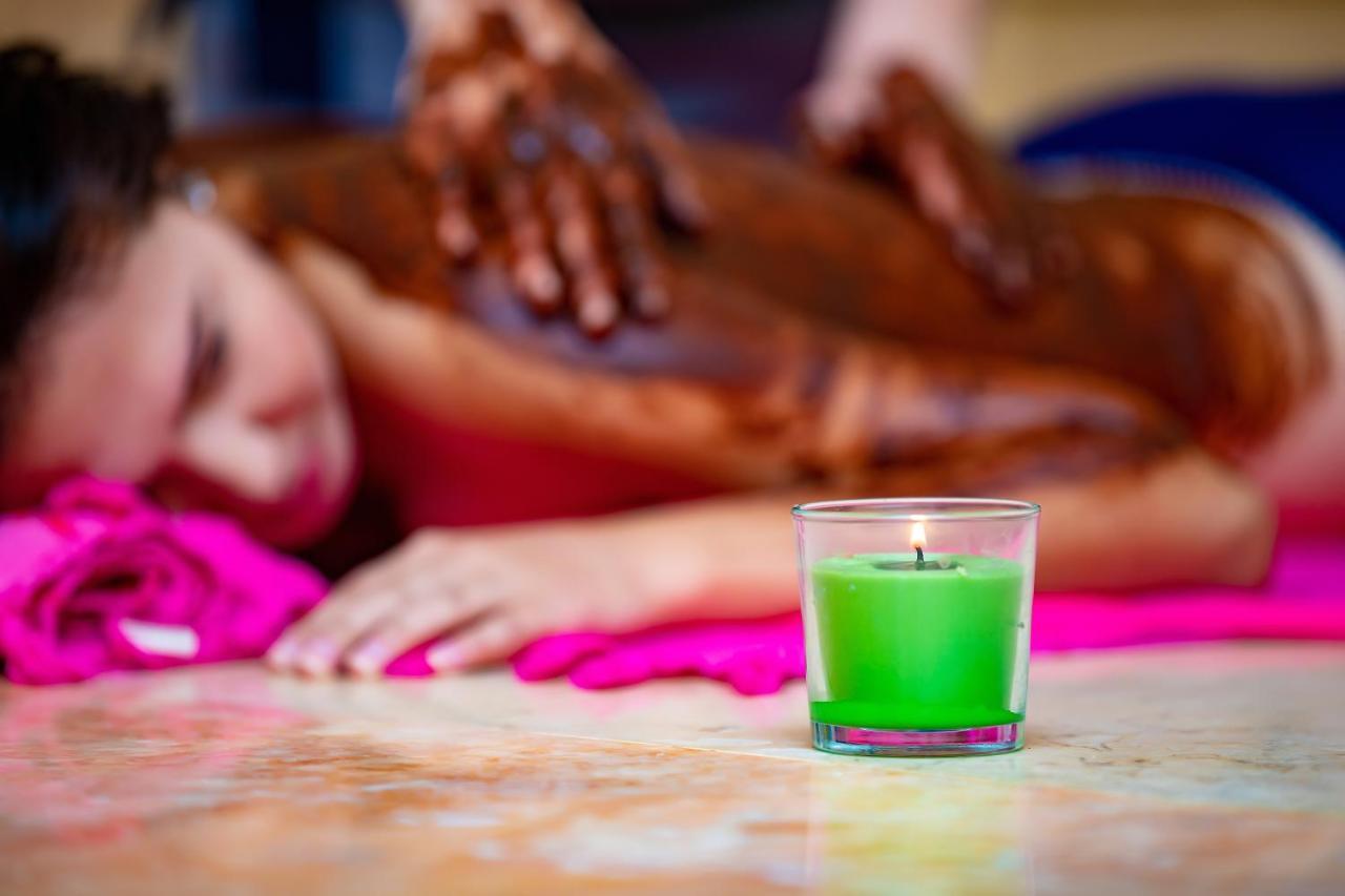 Prima Life Makadi Hotel Hurghada Bagian luar foto A massage in progress